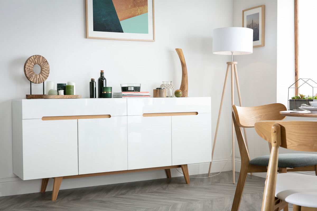 Buffet scandinave blanc brillant et finition bois clair